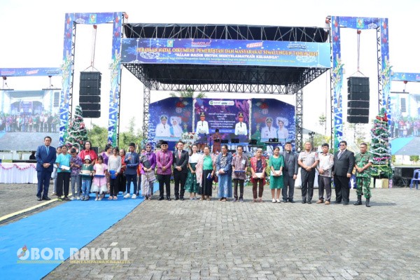 Simalungun, Obor Rakyat – Suasana Natal di Kabupaten Simalungun terasa semakin hangat dan penuh makna. Pada Selasa pagi (9/12/2025), Kapolres Simalungun AKBP Marganda Aritonang, SH, SIK, MM turut hadir dalam Perayaan Natal Pemerintah dan Masyarakat Kabupaten Simalungun yang digelar di halaman Kantor Bupati Simalungun, Jalan Sutomo, Pematang Raya. Kehadirannya menjadi simbol nyata komitmen Polri dalam menjaga toleransi serta kerukunan umat beragama.