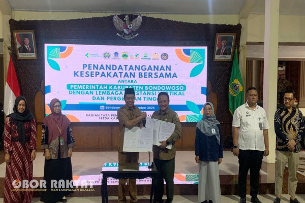 Bondowoso, Obor Rakyat – Perum Perhutani Divisi Regional Jawa Timur dan Pemerintah Kabupaten (Pemkab) Bondowoso resmi menandatangani Nota Kesepahaman (MoU) terkait pemanfaatan dan penggunaan kawasan hutan di wilayah administratif Kabupaten Bondowoso. Penandatanganan berlangsung di Pendopo Kabupaten Bondowoso, disaksikan Jajaran Manajemen Perhutani KPH Bondowoso, Forkopimda, serta perwakilan stakeholder, Selasa (9/12/2025).