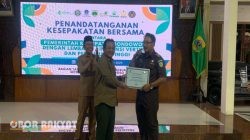 Perhutani Serahkan Penghargaan kepada Kejari Bondowoso atas Dukungan Penegakan Hukum Lingkungan