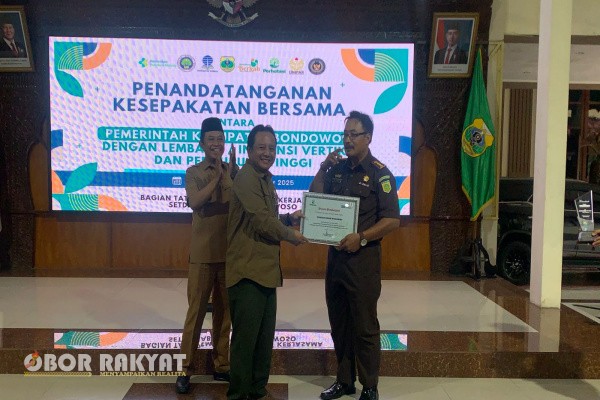 Bondowoso, Obor Rakyat — Perum Perhutani memperkuat sinergi antar lembaga melalui penyerahan penghargaan resmi kepada Kejaksaan Negeri (Kejari) Bondowoso sebagai bentuk apresiasi atas kontribusinya dalam penegakan hukum dan perlindungan kawasan hutan di wilayah kerja KPH Bondowoso, Rabu (9/12/2025).