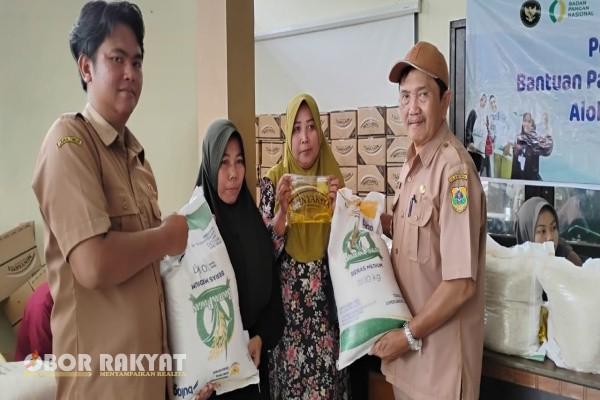 Bondowoso, Obor Rakyat – Sebanyak 518 warga Desa Wonosari, Kecamatan Wonosari, Kabupaten Bondowoso, menerima bantuan bahan pangan dari Bulog Bondowoso. Penyaluran bantuan berlangsung di Kantor Desa Wonosari pada Selasa (9/12/2025), dengan suasana tertib dan terkoordinasi.