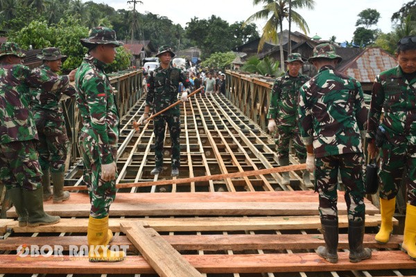 Tapanuli Selatan, Obor Rakyat — Satuan Tugas Yonzipur I/DD terus memaksimalkan pengerjaan pemasangan jembatan Bailey di Desa Garoga, yang menjadi akses vital penghubung antara Kabupaten Tapanuli Tengah (Tapteng) dan Tapanuli Selatan (Tapsel).