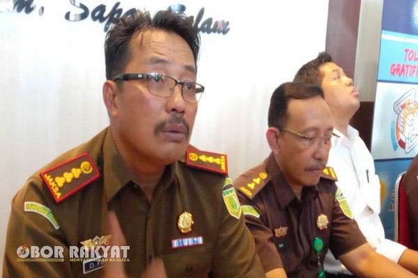 Bondowoso, Obor Rakyat – Kejaksaan Negeri (Kejari) Bondowoso memastikan telah mengantongi identitas para oknum yang diduga kerap melakukan pemalakan terhadap sejumlah kepala desa (kades) di wilayah setempat. Informasi tersebut disampaikan setelah lima kades resmi melapor ke Kejari terkait tindakan pemerasan yang mereka alami.