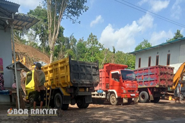 Banyuwangi, Obor Rakyat — Aktivitas penambangan Galian C di kawasan Padang Bulan, Desa Benelan Kidul, Kecamatan Singojuruh, kembali menjadi sorotan tajam. Tambang yang diduga milik warga berinisial H tersebut ditengarai beroperasi tanpa izin resmi, sehingga menimbulkan keresahan dan kekhawatiran masyarakat, Rabu (10/12/2025).