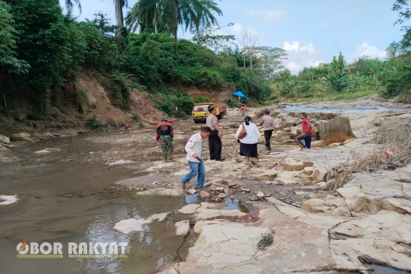 Simalungun, Obor Rakyat — Aktivitas penambangan pasir dan batu tanpa izin kembali mencuat di Kabupaten Simalungun. Kali ini, kawasan strategis milik PTPN IV Kebun Balimbingan, tepatnya di Blok 23 M Afd I, menjadi sasaran pihak yang diduga melakukan eksploitasi liar. Menindaklanjuti informasi dari masyarakat, Kapolsek Tanah Jawa, Kompol Asmon Bufitra S.H., M.H., langsung memimpin pengecekan lapangan pada Rabu (10/12/2025) sekitar pukul 10.30 WIB.