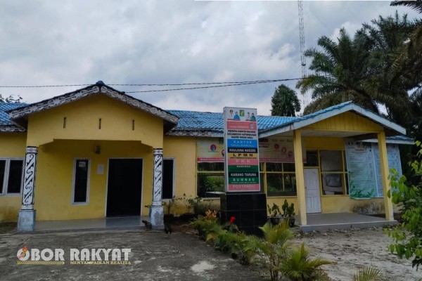 Simalungun, Obor Rakyat – Masyarakat Desa Bosar Nauli, Kecamatan Hatonduhan, Kabupaten Simalungun, Sumatera Utara, selama ini kerap berasumsi bahwa pemerintah desa memiliki kewenangan untuk menentukan siapa yang berhak menerima bantuan sosial dari pemerintah pusat. Namun, Pangulu Desa Bosar Nauli, Heppi Nurnatalina Sidauruk, menegaskan bahwa penetapan penerima bantuan sosial sepenuhnya berada di bawah otoritas pemerintah pusat melalui Kementerian Sosial (Kemensos).