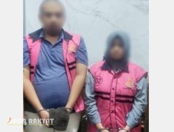 Tangisan Keluarga Tersangka Korupsi Dana Desa Menggema di Kejari Bondowoso, Dua Perangkat Desa Padasan Resmi Ditahan