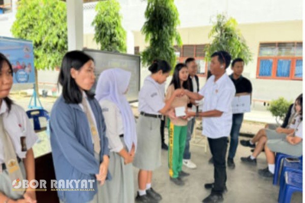 Pematangsiantar, Obor Rakyat – Kasat Narkoba Polres Pematang Siantar, AKP Irwanta Sembiring turun langsung memberikan sosialisasi bahaya narkoba kepada para pelajar SMA Negeri 3 Pematang Siantar pada Rabu, 10 Desember 2025. Kegiatan berlangsung di aula sekolah yang berlokasi di Jalan Pane, Kota Pematang Siantar, Sumatera Utara.