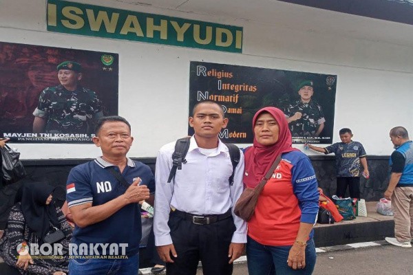 Banten, Obor Rakyat – Kisah inspiratif datang dari Lebak, Banten. Wisnu Surya Saputra, anak seorang penjual pentol kuah dan penjual jamu keliling, berhasil mewujudkan cita-citanya menjadi prajurit TNI Angkatan Darat (AD). Kini, Wisnu tengah menjalani pendidikan militer di Pangalengan, Kodam III Siliwangi.