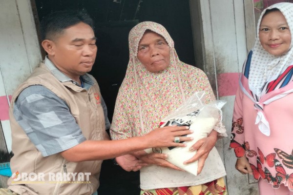 Jember, Obor Rakyat — Gabungan Wartawan Indonesia (GWI) Cabang Jember melaksanakan kegiatan bakti sosial dengan menyalurkan 30 paket beras ukuran 5 kilogram kepada warga dhuafa di Desa Pancakarya, Kecamatan Ajung, Kabupaten Jember, pada Jumat (12/12/2025).