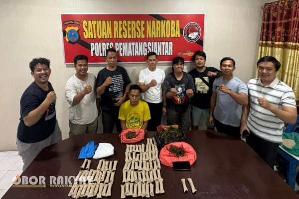 Pematangsiantar, Obor Rakyat – Satuan Reserse Narkoba Polres Pematangsiantar berhasil mengungkap kasus peredaran narkotika jenis ganja dengan total berat bruto 1,4 kilogram, pada Selasa (2/12/2025) sore sekitar pukul 17.40 WIB.