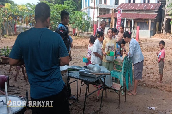 Tapanuli Tengah, Obor Rakyat – Satgas Penanggulangan Bencana Alam (Gulbencal) Kodam I/Bukit Barisan melalui Dapur Lapangan Denbekang I/2-A Sibolga terus memberikan dukungan pemenuhan kebutuhan dasar bagi warga terdampak bencana di Kecamatan Tukka, Kabupaten Tapanuli Tengah, Jumat (12/12/2025).