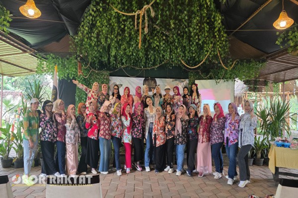 Jember, Obor Rakyat – Dalam rangka memperingati Hari Ibu, Komunitas Perempuan Kebayakan Jember menggelar kegiatan outbond dan gathering yang berlangsung di Jember Mini Zoo, Kecamatan Kaliwates, Kabupaten Jember, Sabtu (13/12/2025).