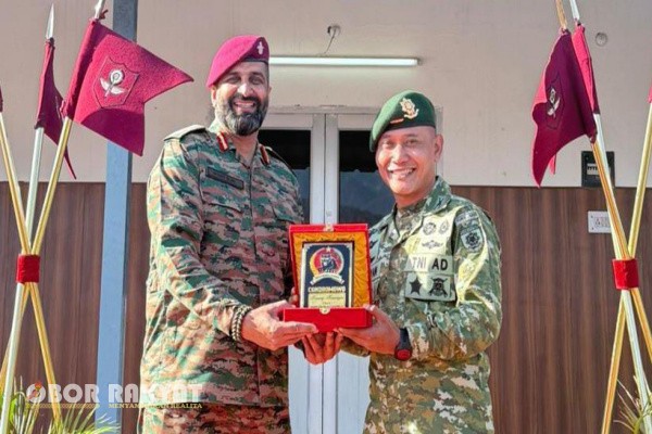 Jakarta, Obor Rakyat – Komandan Batalyon Infanteri 509/Balawara Yudha (Yonif 509/BY) Kostrad, Letkol Inf Juni Fitriyan memberikan cinderamata khas Balawara Yudha kepada prajurit Angkatan Darat India sebagai simbol persahabatan, kerja sama, dan rasa saling menghormati sesuai etika militer dan diplomatik internasional.