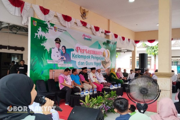 Jember, Obor Rakyat – Bupati Jember, Muhammad Fawait (Gus Fawait) menegaskan bahwa pembangunan daerah tidak selalu diawali dari proyek fisik dan angka-angka statistik, melainkan dari hati yang tercerahkan oleh ilmu dan akhlak. Pesan tersebut disampaikannya saat menghadiri pertemuan guru ngaji dan ketua kelompok pengajian di Balai Desa Curah Takir, Selasa (hari kedua rangkaian program Bunga Desaku).