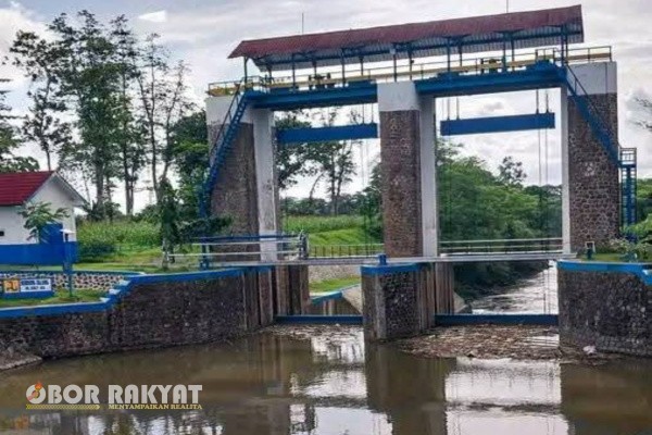 Jember, Obor Rakyat – Bendungan Talang di Kabupaten Jember merupakan salah satu peninggalan infrastruktur kolonial Belanda yang hingga kini masih berfungsi vital bagi kehidupan pertanian masyarakat.