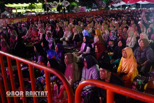 Jember, Obor Rakyat – Ribuan jamaah dari berbagai kecamatan di Kabupaten Jember memadati Alun-Alun Jember Nusantara, Minggu (14/12/2025), dalam kegiatan Jember Bersholawat bertema “Berkah Sholawat Menuai Syafa’at”.
