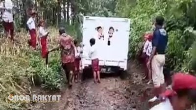 Miris, Mobil Pengantar Makan Bergizi Gratis di Bondowoso Terjebak Lumpur, Guru dan Siswa Turun Tangan Dorong Kendaraan