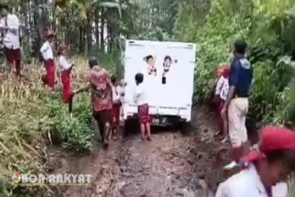 Bondowoso, Obor Rakyat – Program nasional Makan Bergizi Gratis (MBG) yang digadang-gadang sebagai solusi peningkatan gizi anak sekolah, menghadapi realita pahit di daerah. Di Kabupaten Bondowoso, Jawa Timur, sebuah mobil boks pengantar Makan Bergizi Gratis viral di media sosial karena terjebak macet akibat jalan berlumpur.