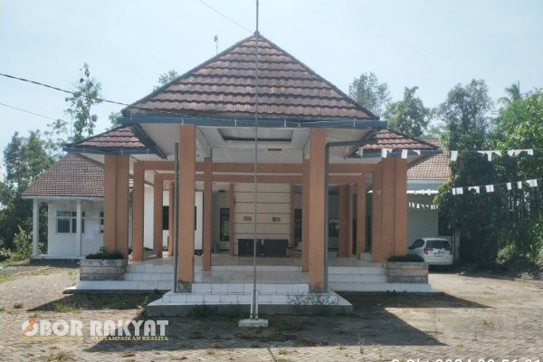 Bondowoso, Obor Rakyat – Fenomena belasan tahun berdirinya bangunan Kantor Desa Sumber Anyar, Kecamatan Jambesari Darussolah, Kabupaten Bondowoso, Jawa Timur, kini menuai sorotan serius. Pasalnya, tanah tempat berdirinya kantor desa tersebut diduga bukan merupakan aset resmi desa maupun pemerintah daerah.