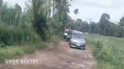 Jalan Poros Desa Sumber Anyar Rusak Parah, Aktivitas Warga Bondowoso Terganggu