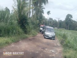 Jalan Poros Desa Sumber Anyar Rusak Parah, Aktivitas Warga Bondowoso Terganggu