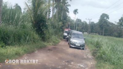 Jalan Poros Desa Sumber Anyar Rusak Parah, Aktivitas Warga Bondowoso Terganggu