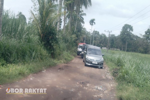 Bondowoso, Obor Rakyat – Kondisi jalan poros Desa Sumber Anyar, Kecamatan Jambesari Darussolah, Kabupaten Bondowoso, Jawa Timur, memprihatinkan. Ruas jalan sepanjang hampir satu kilometer tersebut mengalami kerusakan parah dan hingga kini belum mendapat perbaikan signifikan, meski telah dikeluhkan warga.
