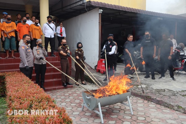 Pematangsiantar, Obor Rakyat – Komitmen Polres Pematangsiantar dalam memberantas peredaran narkotika kembali ditunjukkan melalui pemusnahan barang bukti narkotika jenis ganja seberat 1.906,85 gram, Selasa (16/12/2025) siang.