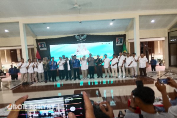 Bondowoso, Obor Rakyat – Pernyataan tegas Bupati Bondowoso Abdul Hamid Wahid soal peran media sejatinya bukan sekadar pesan normatif. Ia adalah pengakuan jujur bahwa tanpa pers yang kritis, profesional, dan berintegritas, visi besar Bondowoso Berkah berpotensi berhenti sebagai slogan politik tanpa dampak nyata bagi masyarakat.