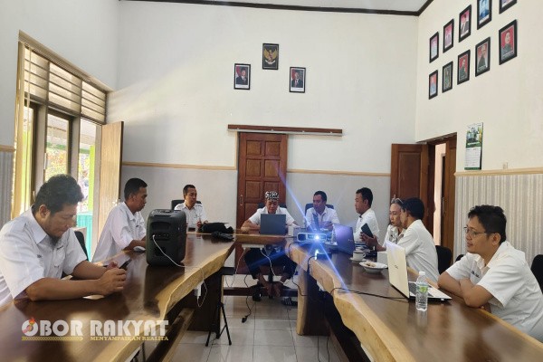 Jakarta, Obor Rakyat – Perhutani Kesatuan Pemangkuan Hutan (KPH) Bondowoso berhasil menorehkan prestasi membanggakan dengan menembus tiga besar finalis dalam ajang Grand Final Perhutani Innovation Award 2025 yang diselenggarakan oleh Kantor Pusat Direksi Perum Perhutani di Jakarta, Rabu (17/12/2025).