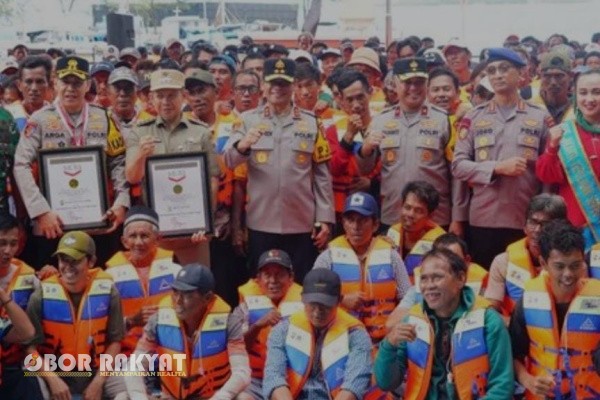 Jakarta, Obor Rakyat – Upaya menciptakan keamanan dan ketertiban masyarakat (kamtibmas) di wilayah perairan Jakarta terus diperkuat Polda Metro Jaya. Melalui program “Jaga Laut Jakarta”, kepolisian menggandeng para nelayan sebagai mitra strategis dalam menjaga keamanan laut.