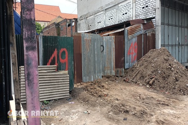 Surabaya, Obor Rakyat – Aktivitas pembangunan di Jalan Sikatan I Nomor 49, Kelurahan Manukan Wetan, Kecamatan Tandes, Surabaya, menjadi perhatian warga sekitar. Pasalnya, bangunan yang diduga akan difungsikan sebagai gudang atau tempat usaha tersebut disebut belum mengantongi Izin Mendirikan Bangunan (IMB), namun proses pengerjaan tetap berlangsung.