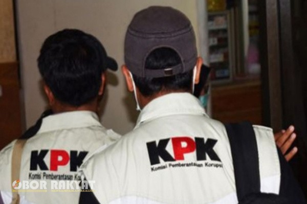 Jakarta, Obor Rakyat – Komisi Pemberantasan Korupsi (KPK) membenarkan telah melakukan operasi tangkap tangan (OTT) terhadap seorang jaksa dari Kejaksaan Tinggi (Kejati) Banten. Dalam operasi tersebut, KPK mengamankan total sembilan orang yang terdiri dari aparat penegak hukum, pengacara, dan pihak swasta, serta menyita uang tunai senilai sekitar Rp900 juta.