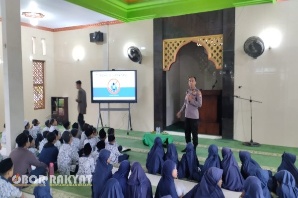 Bondowoso, Obor Rakyat – Seksi Humas Polres Bondowoso terus mengintensifkan upaya pencegahan penyalahgunaan narkoba di kalangan generasi muda. Salah satunya melalui kegiatan sosialisasi bahaya narkoba yang dilaksanakan pada Kamis (18/12/2025) pagi di Masjid Yayasan Al Fatih, Desa Pejaten, Kabupaten Bondowoso.