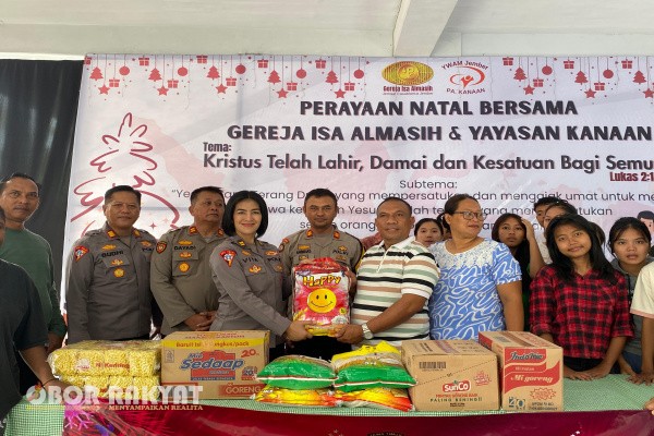 Jember, Obor Rakyat – Dalam rangka menyambut perayaan Natal 2025, Polres Jember menggelar kegiatan sosial dengan berbagi kasih kepada anak-anak Panti Asuhan Kanaan yang berlokasi di Kelurahan Gebang, Kecamatan Patrang, Kabupaten Jember, Jumat (19/12/2025).