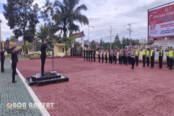Simalungun, Obor Rakyat – Lapangan apel Mapolres Simalungun, Jalan Jhon Horailam Saragih, Pamatang Raya, Jumat pagi (19/12/2025), menjadi saksi kekhidmatan Upacara Peringatan Hari Bela Negara ke-77. Upacara yang dimulai tepat pukul 08.00 WIB ini dipimpin langsung oleh Kapolres Simalungun AKBP Marganda Aritonang, dengan mengusung tema “Teguhkan Bela Negara untuk Indonesia Maju.”