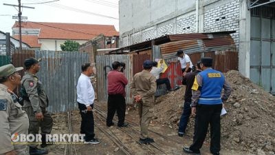 Bangunan Tanpa IMB di Manukan Wetan Surabaya Disegel Satpol PP