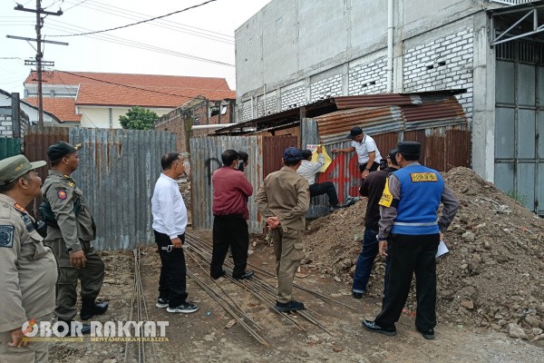 Surabaya, Obor Rakyat – Sebuah bangunan yang berlokasi di Jalan Sikatan I Nomor 49, Kelurahan Manukan Wetan, Kecamatan Tandes, Surabaya, akhirnya disegel oleh Satpol PP Kecamatan Tandes, Jumat (19/12/2025).