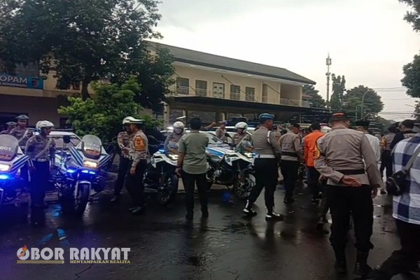 Bondowoso, Obor Rakyat – Kapolres Bondowoso AKBP Harto Agung Cahyono memimpin langsung Apel Gelar Pasukan Operasi Lilin 2025 dalam rangka pengamanan perayaan Natal 2025 dan Tahun Baru 2026 (Nataru). Kegiatan tersebut berlangsung di halaman Mapolres Bondowoso, Jumat (19/12/2025), sebagai bentuk kesiapan seluruh unsur pengamanan dalam menjaga stabilitas keamanan dan ketertiban masyarakat.