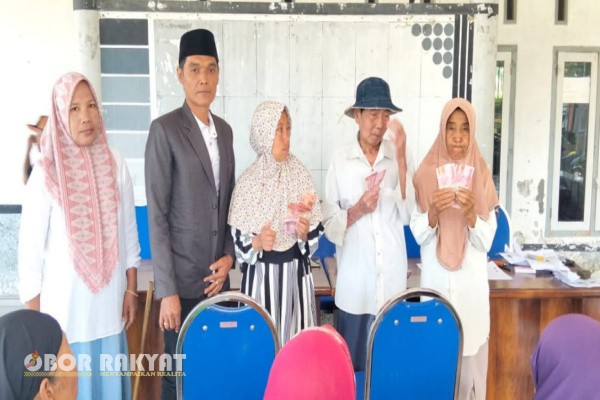 Bondowoso, Obor Rakyat – Pemerintah Desa (Pemdes) Bandilan, Kecamatan Prajekan, Kabupaten Bondowoso, Provinsi Jawa Timur, menyalurkan Bantuan Langsung Tunai Dana Desa (BLT DD) Tahun Anggaran 2025 kepada warga yang berhak menerima.