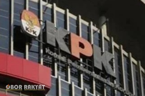 Jakarta, Obor Rakyat — Komisi Pemberantasan Korupsi (KPK) menyegel rumah pribadi Kepala Kejaksaan Negeri (Kajari) Kabupaten Bekasi, Eddy Sumarman, yang berlokasi di Cikarang. Penyegelan tersebut diduga berkaitan dengan Operasi Tangkap Tangan (OTT) yang menjerat Bupati Bekasi Ade Kuswara Kunang.