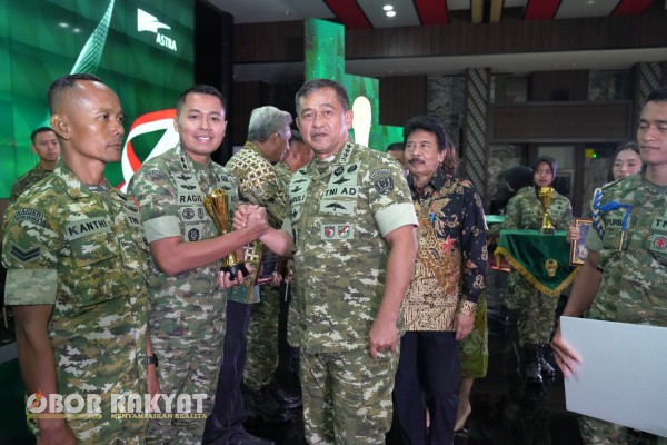 Jakarta, Obor Rakyat – Kepala Staf Angkatan Darat (Kasad) Jenderal TNI Maruli Simanjuntak, M.Sc., menegaskan bahwa pembangunan wilayah, khususnya di pedesaan, tidak cukup hanya berfokus pada pembangunan fisik. Menurutnya, pembangunan harus dibarengi dengan pembentukan karakter dan jiwa masyarakat yang berlandaskan nilai-nilai Pancasila.