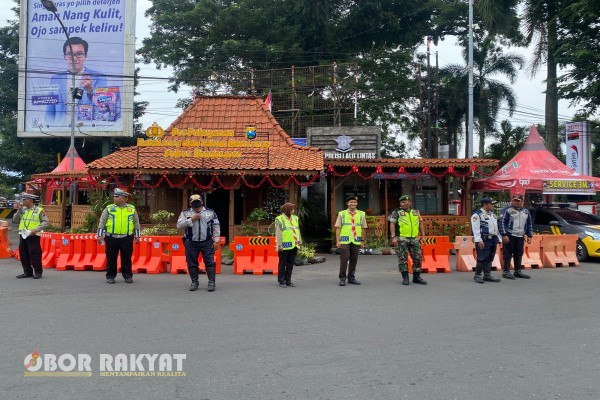 Bondowoso, Obor Rakyat – Polres Bondowoso mendirikan tiga pos pengamanan dan pelayanan berkonsep rumah adat Jawa guna mengamankan perayaan Natal dan Tahun Baru (Nataru) 2026.