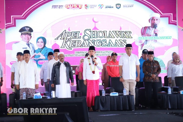 Jember, Obor Rakyat – Pemerintah Kabupaten (Pemkab) Jember, Jawa Timur, terus memperkuat komitmen pemerataan pelayanan dan informasi publik hingga ke pelosok desa. Salah satu upaya nyata dilakukan melalui program Gus’e Menyapa, yang kali ini digelar di Kecamatan Umbulsari dan diikuti hampir seribu warga dari berbagai desa.