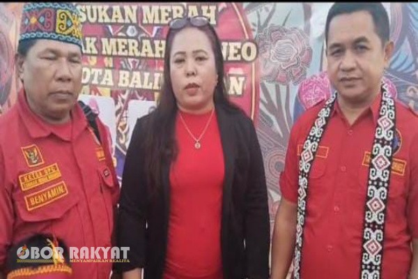 Balikpapan, Obor Rakyat — Ketua Dewan Pimpinan Daerah (DPD) Aliansi Jurnalis Bersatu (AJB) Kalimantan Timur, Nurdiana yang akrab disapa Nurul, menghadiri acara syukuran Hari Ulang Tahun (HUT) ke-2 Tombak Merah Borneo (TAB) yang digelar di Pantai Nelayan Manggar Baru, Balikpapan, Sabtu (21/12/2025).