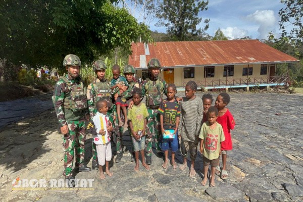 Mamberamo Tengah, Obor Rakyat — Dalam rangka menyambut Hari Raya Natal Tahun 2025, Satgas Yonif 521/DY menggelar pelayanan kesehatan gratis bagi masyarakat di wilayah penugasan Distrik Kelila, Kabupaten Mamberamo Tengah, Papua Pegunungan, Minggu (21/12/2025).