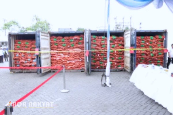 Surabaya, Obor Rakyat – Direktorat Reserse Kriminal Khusus (Ditreskrimsus) Polda Jawa Timur bersama Balai Karantina Hewan, Ikan, dan Tumbuhan Jawa Timur berhasil menggagalkan peredaran bawang bombay impor ilegal di Pelabuhan Tanjung Perak, Surabaya. Sedikitnya empat kontainer berisi sekitar 72 ton bawang bombay diamankan pada Selasa (23/12/2025).