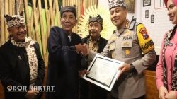 Kapolresta Banyuwangi Dianugerahi Warga Kehormatan Suku Osing, Apresiasi Kepemimpinan Humanis