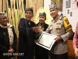 Kapolresta Banyuwangi Dianugerahi Warga Kehormatan Suku Osing, Apresiasi Kepemimpinan Humanis